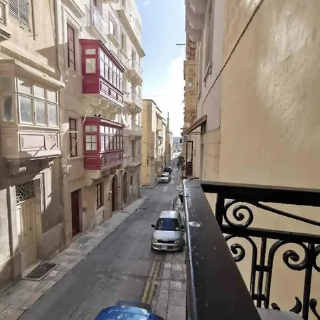 Charming In The Heart Of Valletta! דירה